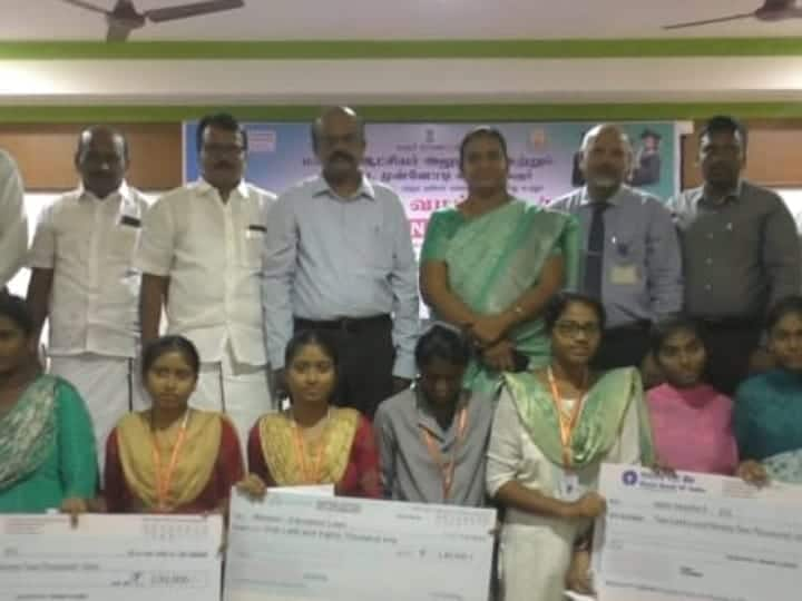 Educational Loan Camp held at Karur on behalf of all Banks TNN கல்விக்கடன் முகாம்: கரூரில் 144 மாணவ, மாணவிகளுக்கு  கல்விக்கடன்