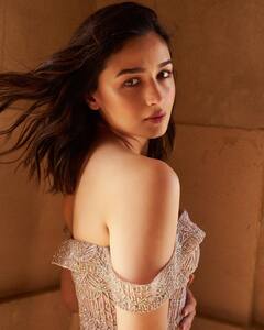 Alia Bhat Photos : సౌదీలో స్మైల్, స్పార్కల్​ అంటున్న ఆలియా భట్