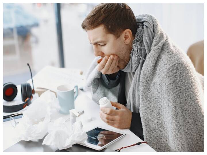 बैक्टीरियल इन्फेक्शन  : कई बार बैक्टीरिया के कारण भी लंबे समय तक खांसी रह सकती है. ब्रोंकाइटिस और प्न्यूमोनिया जैसे फेफड़ों के बैक्टीरियल इन्फेक्शन हमें 2-3 हफ्ते से भी ज्यादा समय तक परेशान कर सकते हैं.