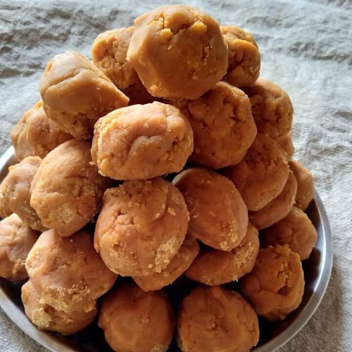 ਚਾਹੇ ਮੌਸਮ ਸਰਦੀਆਂ ਦਾ ਹੋਵੇ ਜਾਂ ਗਰਮੀਆਂ ਦਾ, ਕਿਸੇ ਵੀ ਮੌਸਮ ਵਿੱਚ ਬਹੁਤ ਜ਼ਿਆਦਾ ਗੁੜ ਦਾ ਸੇਵਨ ਕਰਨਾ ਸਿਹਤ ਨੂੰ ਨੁਕਸਾਨ ਪਹੁੰਚਾ ਸਕਦਾ ਹੈ। ਖਾਸ ਕਰਕੇ ਗਰਮੀਆਂ ਦੇ ਮੌਸਮ ਵਿੱਚ, ਗੁੜ ਦਾ ਸੇਵਨ ਸਮਝਦਾਰੀ ਨਾਲ ਕਰਨਾ ਚਾਹੀਦਾ ਹੈ ਕਿਉਂਕਿ ਇਸਦੇ ਜ਼ਿਆਦਾ ਸੇਵਨ ਨਾਲ ਨੱਕ ਵਿੱਚੋਂ ਖੂਨ ਨਿਕਲ ਸਕਦਾ ਹੈ