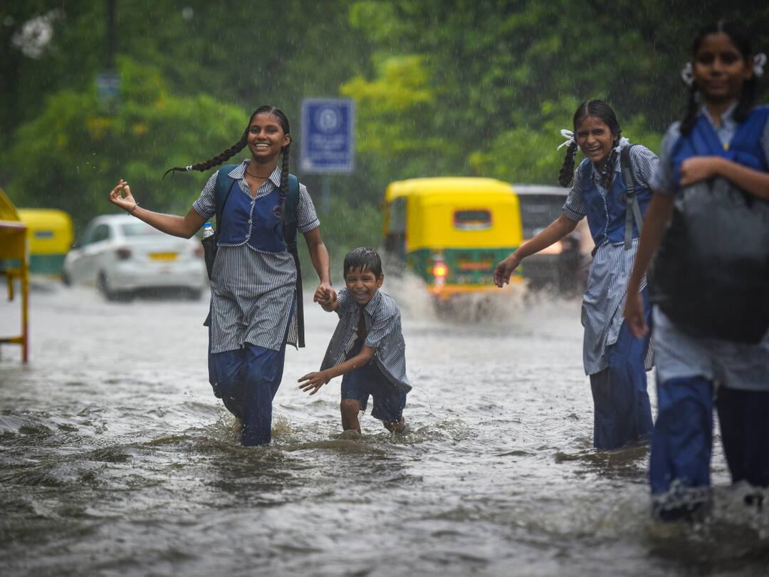 Schools Colleges Holiday: தமிழ்நாட்டில் இன்று எங்கெல்லாம் பள்ளி, கல்லூரிகளுக்கு விடுமுறை - முழு விவரம் உள்ளே Chennai Schools Colleges Declared Holiday Tomorrow December 8th Cyclone Michaung Chennai Floods Schools Colleges Holiday: தமிழ்நாட்டில் இன்று எங்கெல்லாம் பள்ளி, கல்லூரிகளுக்கு விடுமுறை - முழு விவரம் உள்ளே