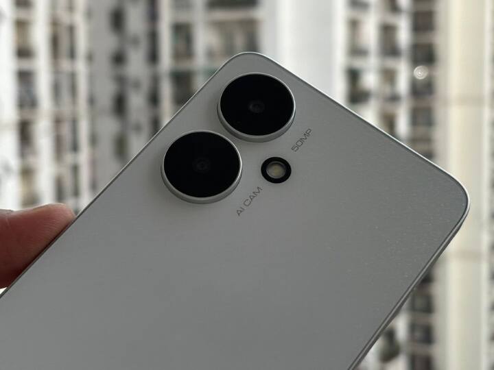 Redmi 12C 5G की बात करें तो इसमें MediaTek Dimensity 6100+ चिपसेट, 6.74 इंच की HD+ डॉट ड्राप डिस्प्ले 90hz के रिफ्रेश रेट के साथ और 50MP का प्राइमरी कैमरा मिलता है. इसमें भी कंपनी ने 5000 एमएएच की बैटरी दी है.