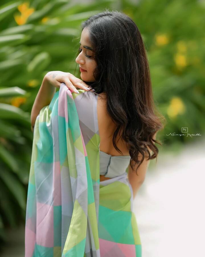 సోషల్​ మీడియాలో డిజైనర్​గా మంచి పేరు తెచ్చుకున్న నవ్యమారోతు ఈ శారీని డిజైన్ చేసింది.