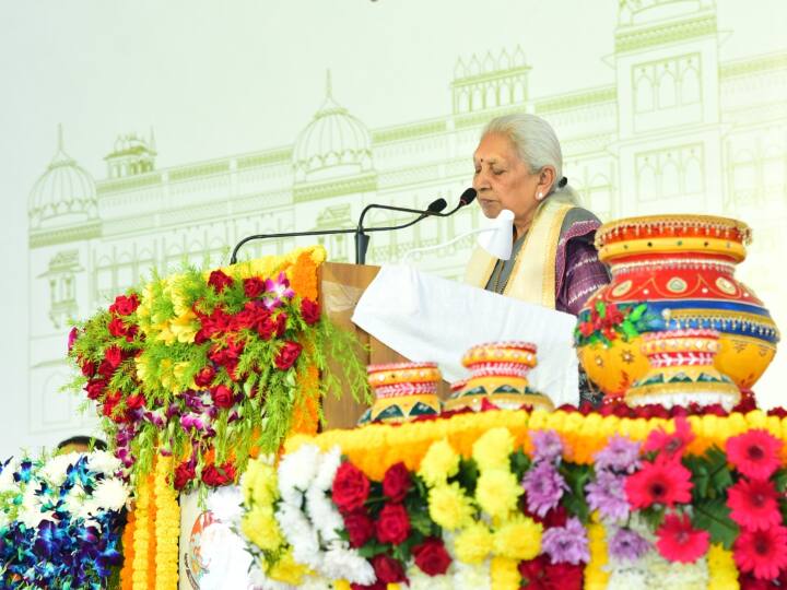 कलश में जलधारा अर्पण करके जल संरक्षण के संदेश के साथ विश्वविद्यालय के दीक्षांत समारोह का शुभारंभ किया.
