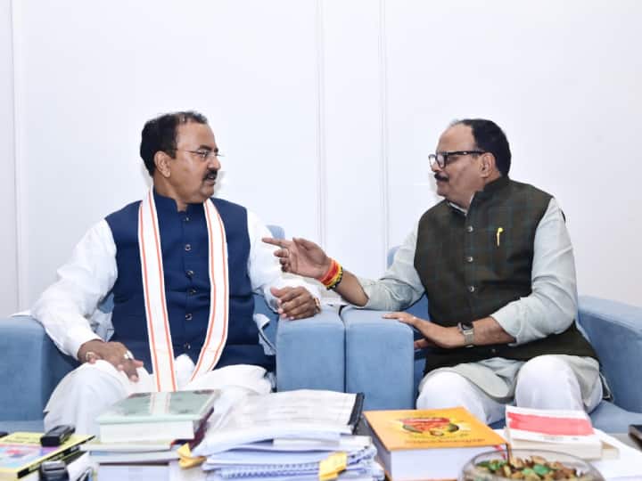Keshav Prasad Maurya meet Brajesh Pathak after CM Yogi Adtiyanath meet Governor Anandiben Patel UP Politics: यूपी में दिग्गजों की मुलाकात ने बढ़ाया सियासी पारा, दो तस्वीरों से अचानक बढ़ी हलचल