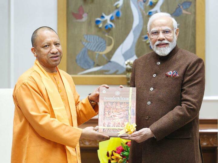 जानकारी के मुताबिक सीएम योगी आदित्यनाथ ने मुलाकात के दौरान प्रधानमंत्री नरेंद्र मोदी को अयोध्या में चल रहे राम मंदिर के निर्माण कार्य और अयोध्या के विकास कार्यों की प्रगति को लेकर जानकारी दी. पीएम मोदी और सीएम योगी की यह मुलाकात करीब डेढ़ घंटे तक चली.