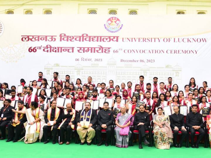 दीक्षांत समारोह के दौरान मेधावी छात्रों को पदक प्रदान कर सम्मानित किया गया.