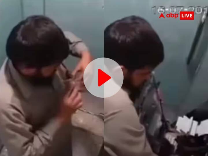 Man broke the ATM machine then took out atm card instead of money people were surprised watch video Watch: शख्स ने पहले ATM मशीन को तोड़ा, फिर पैसे की बजाय निकाली ऐसी चीज, वीडियो देख हैरान रह जाएंगे