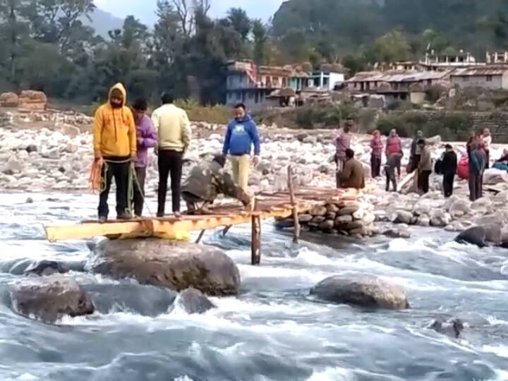Uttarkashi villagers built bridge on bhagirathi river after government not heard their problem ann Uttarakhand News: सरकार के दावों की पोल खोलती तस्वीर, प्रशासन से उम्मीदें छोड़ ग्रामीणों ने खुद ही बनाया पुल