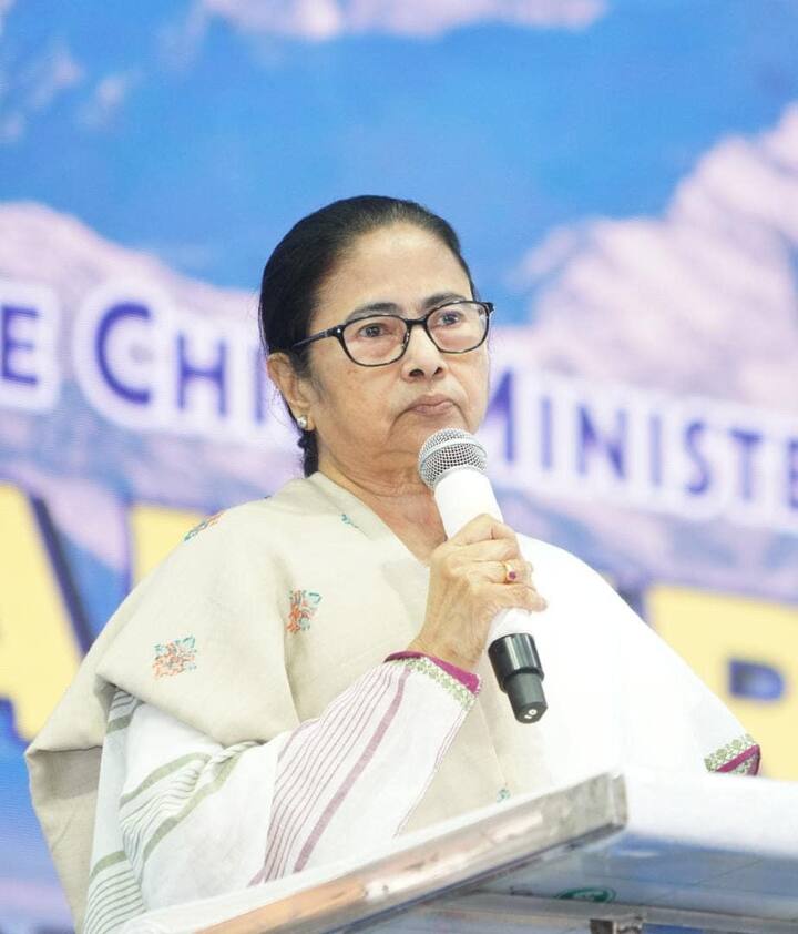 তিস্তার বানের কারণে যাঁরা ক্ষতিগ্রস্ত হয়েছে তাঁদের পাশে থাকা হচ্ছে বলে জানিয়েছেন মুখ্যমন্ত্রী মমতা বন্দ্যোপাধ্য়ায়। প্রতিটি পরিবারকে ৭০০০০ টাকা করে আর্থিক সাহায্য করা হচ্ছে। চা বাগানের প্রসঙ্গও উঠে এসেছে মুখ্যমন্ত্রীর বক্তব্যে। চা বাগানের কর্মীদের জমির পাট্টা দেওয়ার জন্য সমীক্ষার কাজ শুরু হয়েছে বলে জানিয়েছেন তিনি। বৃষ্টির জন্য যে কৃষকদের ফসল নষ্ট হয়েছে তাঁদের ফসল বিমার ব্যবস্থাও করা হবে বলে আশ্বাস দিয়েছেন মুখ্যমন্ত্রী।