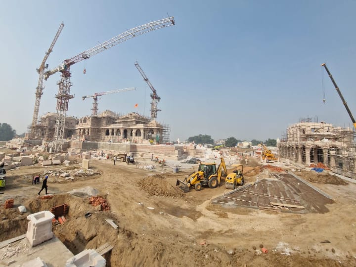 भगवान राम लला के मंदिर का निर्माण कार्य में प्रथम फ्लोर का निर्माण कार्य चल रहा है. गर्भगृह बन करके पूरी तरह से तैयार हो चुका है. वहीं रामलला के पांच वर्ष के बालस्वरूप की मूर्तियां भी तैयार हैं.