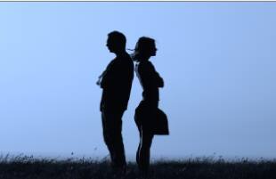 নিয়মিত ও দীর্ঘ সময় ধরে যদি এই অনুভূতিগুলি আপনাকে তাড়িয়ে বেড়ায় এবং তার জেরে সম্পর্কে ধাক্কা দেয়, তা হলে একটু ভেবে দেখা দরকার। হতে পারে ধাক্কাটা সাময়িক, তার কারণ অন্য কোথাও লুকিয়ে রয়েছে। কিন্তু এও হতে পারে, যে সেই সম্পর্কের সময় ও পরিসর ছাপিয়ে আপনি বা আপনার সঙ্গী অনেকটা এগিয়ে গিয়েছেন।