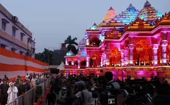 આ મહેમાનોમાં RSS ચીફ મોહન ભાગવત, ફિલ્મ અભિનેતા અમિતાભ બચ્ચન, અક્ષય કુમાર અને ક્રિકેટર સચિન તેંડુલકર અને વિરાટ કોહલી જેવા નામ સામેલ છે.