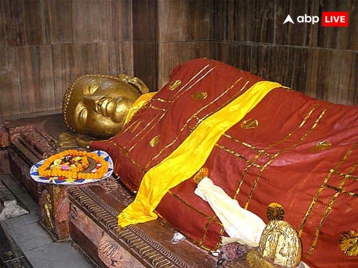 कुशीनगर में महात्मा बुद्ध का महापरिनिर्वाण मंदिर है.यह पवित्र तीर्थ स्थल है. यहां भगवान बुद्ध की मूर्ति देख कर दंग रह जाएंगे आप, यहां बुद्ध जी लेटे हुए हैं.
