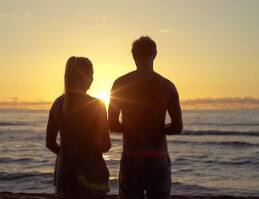 আশপাশে তাকালে দেখা যাবে, কম-বেশি এই ধরনের অভিজ্ঞতা হয়তো আমাদের অনেকের রয়েছে। এখন প্রশ্ন হল, এই ধরনের অনুভূতি দীর্ঘদিন ধরে নিয়মিত হতে থাকলেও কি সেগুলি উপেক্ষা করা যায়? নাকি এই অনুভূতিগুলি আসলে এটিই বোঝাচ্ছে যে চেনা সম্পর্কের পরিসর ছেড়ে ইতিমধ্যে আপনি অনেকটা এগিয়ে গিয়েছেন?