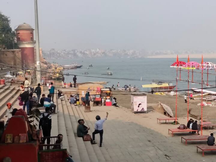 वाराणसी में ठंड का कहर लगातार जारी है, ठंड ने लोगों के जीवन को खासा प्रभावित किया है.