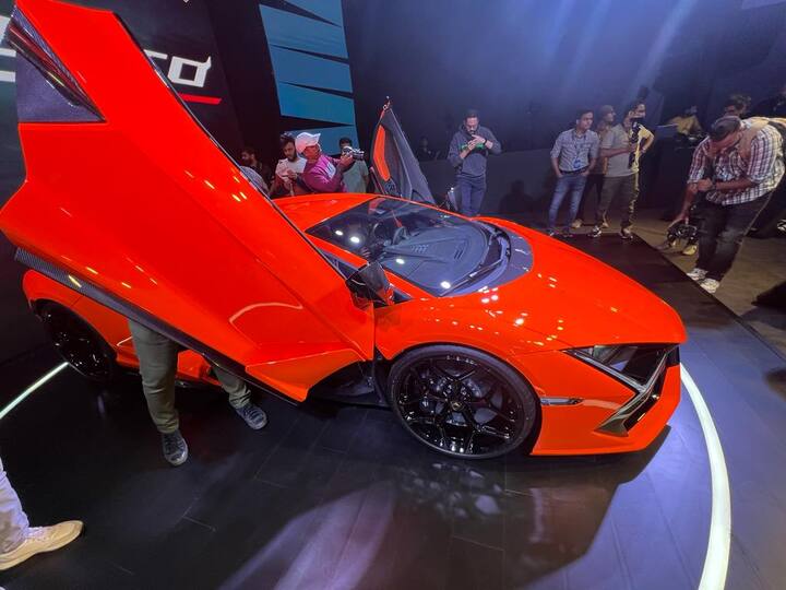 Auto: ভারতে নতুন ফ্ল্যাগশিপ সুপারকার (Super Cars) লঞ্চ করল ল্যাম্বোর্গিনি (Lamborghini Cars)।  Revuelto নামের নতুন স্পিড মেশিন নিয়ে এল ইতালিয়ান জায়ান্ট ব্র্যান্ড। ভারতে এর দাম রাখা হয়েছে, 8.9 কোটি টাকা। জেনে নিন, কী বিশেষত্ব রয়েছে এই গাড়িতে।