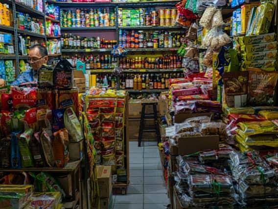 તેથી કોઈપણ રિટેલર માટે વધુ પૈસાની માંગણી કરવી ખોટું છે. જો તમે તેને સપોર્ટ કરી રહ્યા છો તો આ પણ ખોટું છે. તમે તેને સીધી ફરિયાદ કરો.