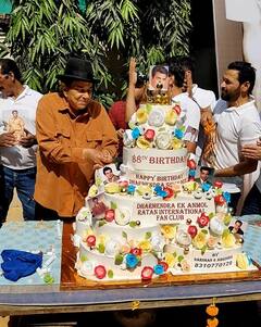 Dharmendra 88th Birthday: धर्मेंद्र ने बेटे सनी देओल संग काटा 7-tier बर्थडे केक, ही-मैन पर हुई फूलों की बारिश