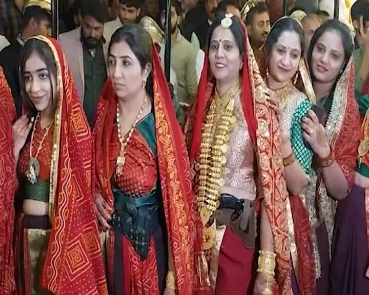 આહીર સમાજની મહિલાઓએ લગ્ન સમારંભમાં કમરે રિવોલ્વર ટીંગાડી હતી. મહિલાઓ અને પુરુષો પરંપરાગત પહેરવેશમાં અંદાજીત 200 કિલો ઘરેણાં સાથે રાસ રમ્યા હતા.