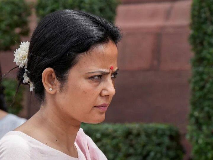 Mahua Moitra Row report submitted by ethics committee in parliament opposition protest Mahua Moitra Row: लोकसभा में महुआ मोइत्रा पर एथिक्स कमेटी की रिपोर्ट पेश, विपक्ष ने जमकर काटा बवाल