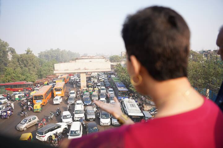 आतिशी ने अधिकारियों को निर्देश दिए कि बचे हुए काम को तेजी के साथ पूरा किया जाये. जिसके लिए उन्होंने श्रमिकों और मशीनों की संख्या को दोगुनी कर दिन-रात काम करने के निर्देश दिए. साथ ही उन्होंने कहा कि उन्हें हर सप्ताह इसकी प्रोग्रेस रिपोर्ट सौंपी जाए.