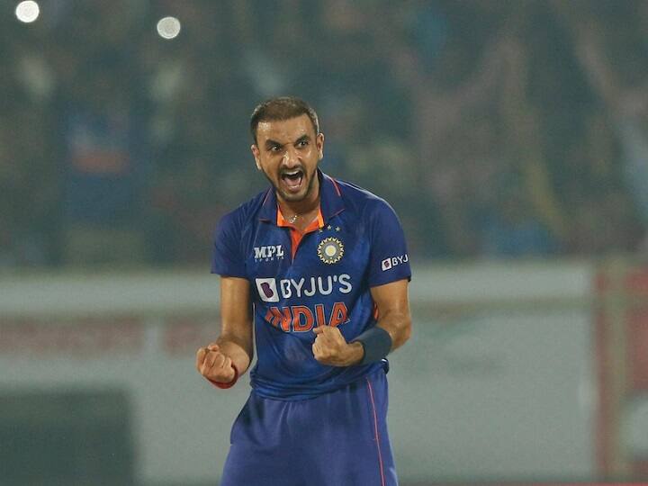 भारतीय गेंदबाज हर्षल पटेल टॉप-5 की इस लिस्ट में शामिल हैं. इन्होंने प्रोटियाज के खिलाफ 8 टी20 मैचों में 9 विकेट चटकाए हैं.