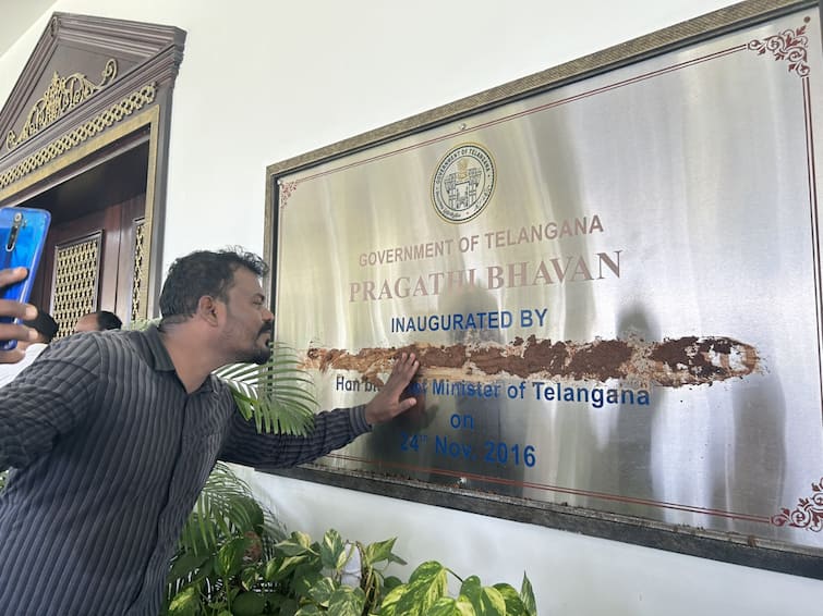 Plastering of KCR name on the entrance board of Praja Bhavan ప్రజాభవన్‌ వద్ద కేసీఆర్‌ పేరుపై మట్టిపూత- సెల్ఫీలు తీసుకుంటున్న సందర్శకులు - వద్దని వారించిన బండ్ల గణేష్