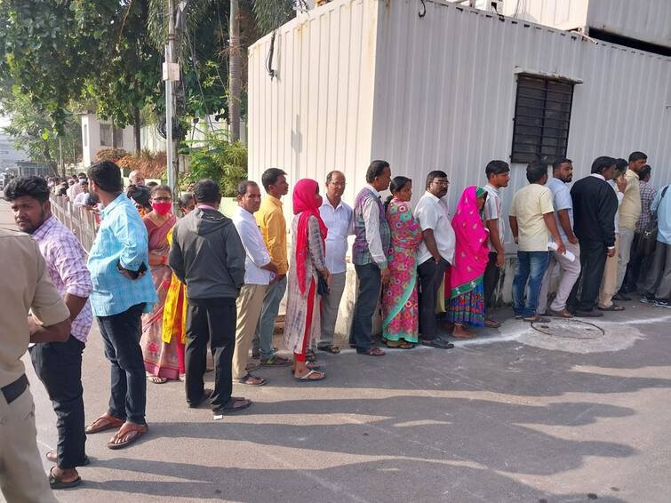 praja bhavan not pragati Bhavan People que lines in front of praja bhavan for meet with cm revanth reddy latest telugu news People Que In Front Of Praja Bhavan: ఉదయాన్నే ప్రజా భవన్ ముందు క్యూ కట్టిన జనం- వీడియో షేర్ చేసిన రేవంత్