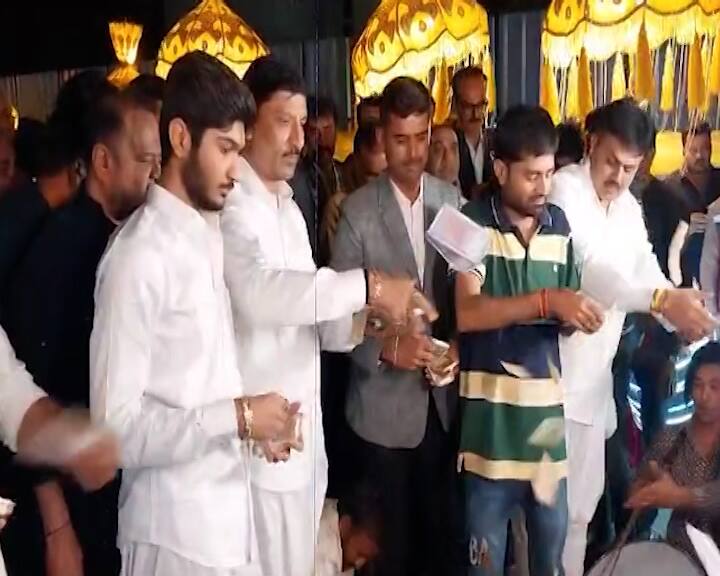 ફુલેકામાં કાઠીયાવાડી પરંપરાગત સંસ્કૃતિની ઝાંખી જોવા મળી હતી. આહીર સમાજના ઝાઝરમાંન લગ્નમાં મહિલાઓનાં પરંપરાગત વસ્ત્રની સાથે શાસ્ત્રોનો પણ શણગાર પણ જોવા મળ્યો હતો.