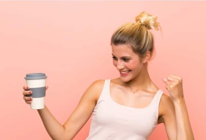 ज्यादातर लोग वर्कआउट (Workout) से पहले कॉफी पीते हैं लेकिन क्या आप जानते हैं कि वर्कआउट से पहले कॉफी पीना चाहिए या नहीं. आइए जानते हैं...