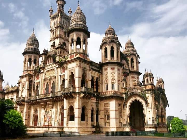 Lakshmi Vilas Palace: दुनिया के सबसे बड़े घर का जिक्र होते ही बकिंघम पैलेस या एंटीलिया का नाम दिमाग में आता है, लेकिन ऐसा नहीं है. दुनिया के सबसे बड़े घर का नाम है लक्ष्मी विलास पैलेस.