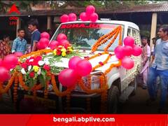 রাজকন্যা আইল ঘরে! ফুল-বেলুনে সাজানো মাতৃযান অ্যাম্বুল্যান্সে মেয়েকে বাড়ি নিয়ে এলেন বাবা