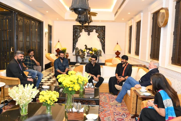 మెగా పవర్ స్టార్ రామ్ చరణ్ను కూడా ఫొటోల్లో చూడవచ్చు.