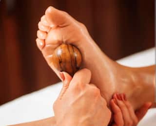 पैरों के तलवों में लगाएं सरसों का तेल, रात भर आएगी चैन की नींद