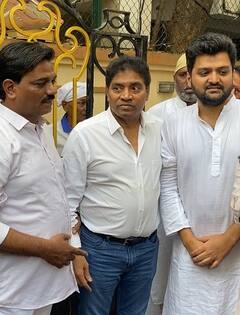 Junior Mehmood's funeral: जॉनी लीवर ने नम आंखों से दी जूनियर महमूद को अंतिम विदाई, नहीं रोक पाए अपने आंसू, सबके सामने फूट-फूटकर लगे रोने