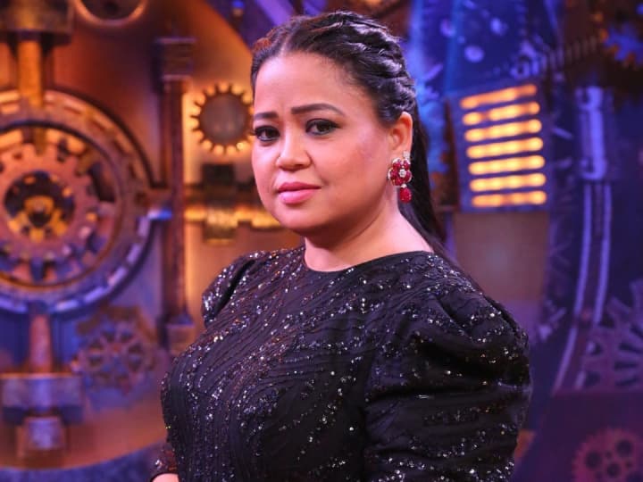 कॉमेडियन ने रिवील किया कि गरीबी ऐसी थी कि उनका मन कूड़ेदान में फेंका सेब उठाकर खाने का भी करता था. उन्होंने कहा- लोग आधा सेब खाकर कचरे में फेंक देते थे तो मुझे लगता था इसे पाप चढ़ेगा. वो कूड़ेदान में फेंकते थे तो मैं सोचती थी ये निकालकर वो आधा बच्चा हिसा काट के खा लूं. यहां तक ​​मेरी सोच गई है. इतनी गरीबी थी.