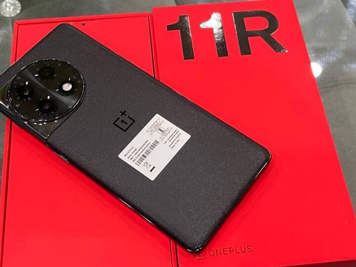 OnePlus 11R 5G: इसमें Snapdragon 8+ Gen 1 प्रोसेसर मिलता है. फोन में 6.7 इंच की एमोलेड डिस्प्ले 120 hz के रिफ्रेश रेट के साथ आती है. फोन की कीमत 39,999 रुपये है. इसमें राउंड मॉड्यूल में ट्रिपल कैमरा सेटअप मिलता है जिसमें मेन लेंस 50MP का है.