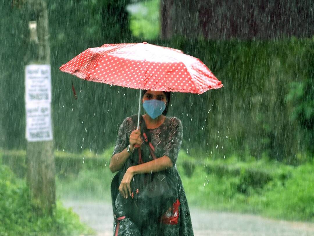 TN Rain Alert: இன்று 10 மாவட்டங்களுக்கும், நாளை 18 மாவட்டங்களுக்கும் கனமழை எச்சரிக்கை.. எந்தெந்த பகுதிகளில்?