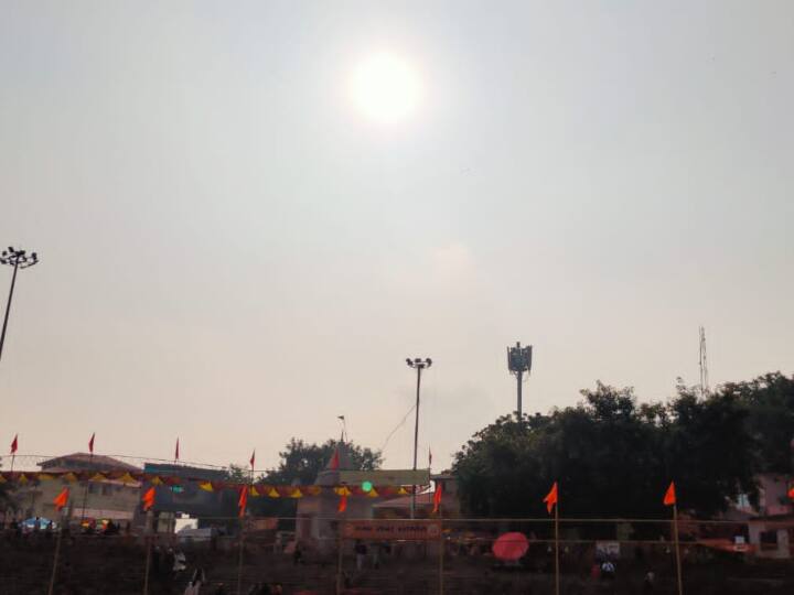 वाराणसी सहित आसपास के जनपद में बीते दो दिनों से भगवान सूर्य देवता के दर्शन नहीं हुए है. पूरे दिनों तक आसमान में बादल छाए रहें