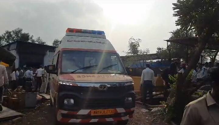 आणखी काही कामगार या आगीत फसल्याच बोललं जातंय.