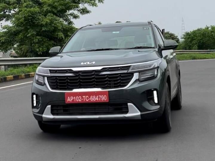डीजल इंजन के साथ घरेलू बाजार में धड़ल्ले से बिकने वाली अगली एसयूवी किआ सेल्टोस है. पिछले महीने ग्राहकों ने इसके 11,684 यूनिट्स खरीदे. कंपनी इसकी बिक्री डीजल इंजन वेरिएंट में भी करती है.