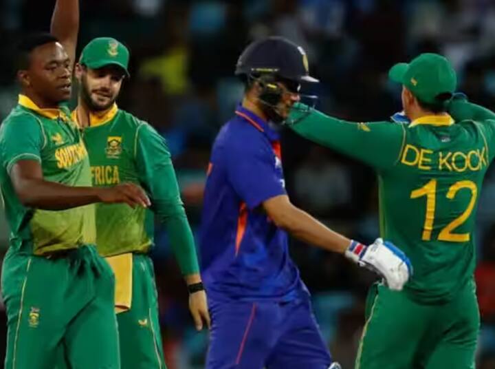 ਭਾਰਤ ਅਤੇ ਦੱਖਣੀ ਅਫਰੀਕਾ ਵਿਚਾਲੇ ਟੀ-20 ਸੀਰੀਜ਼ ਦਾ ਮੈਚ ਭਾਰਤੀ ਸਮੇਂ ਮੁਤਾਬਕ ਰਾਤ 9.30 ਵਜੇ ਸ਼ੁਰੂ ਹੋਵੇਗਾ। ਇਸ ਤੋਂ ਬਾਅਦ ਦੋਵੇਂ ਟੀਮਾਂ ਵਨਡੇ ਸੀਰੀਜ਼ 'ਚ ਆਹਮੋ-ਸਾਹਮਣੇ ਹੋਣਗੀਆਂ।