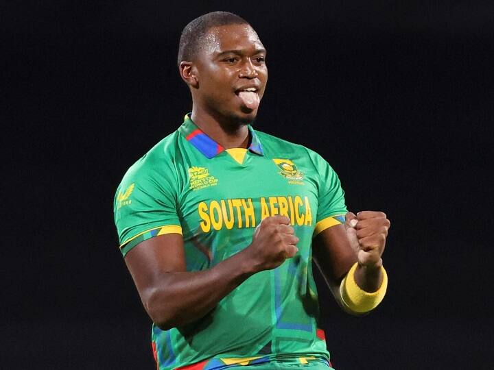 दक्षिण अफ्रीका के तेज गेंदबाज लुंगी एनगिडी इस लिस्ट में तीसरे पायदान पर हैं. उन्होंने महज 5 टी20 मुकाबलों में 10 विकेट चटकाए हैं. इस दौरान एनगिडी का बॉलिंग एवरेज 15.50 और इकोनॉमी रेट 10 का रहा है.