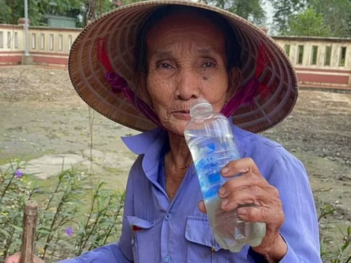 75 years old woman claims lived on water and soft drink for 50 years read Weird News Weird News: 50 साल से सिर्फ पानी और कोल्ड ड्रिंक पीकर जिंदा है ये महिला, अजीबोगरीब दावा जानकर हैरान रह जाएंगे