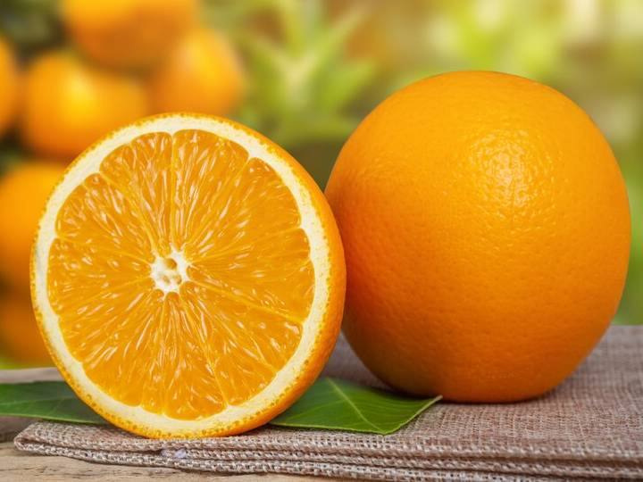 हेल्थ एक्सपर्ट के मुताबिक हद से ज्यादा संतरा खाने से किडनी पर बहुत खतरनाक असर पड़ता है. जिसकी वजह से किडनी की बीमारी हो सकती है. जिन लोगों को अगर पहले से है तो ट्रिगर  कर सकता है. किडनी स्टोन या किडनी से जुड़ी बीमारी वाले को संतरा खाने से परहेज करना चाहिए. क्योंकि इसमें भरपूर मात्रा में पोटेशियम होता है जोकि किडनी के लिए नुकसानदायक होता है.