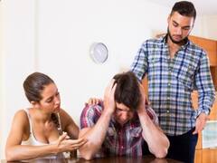 क्या होती है हेलीकॉप्टर पैरेंटिंग, क्या आप भी तो अपने बच्चों को इस तरह से नहीं कर रहे बड़ा, जानें इसके फायदे और नुकसान