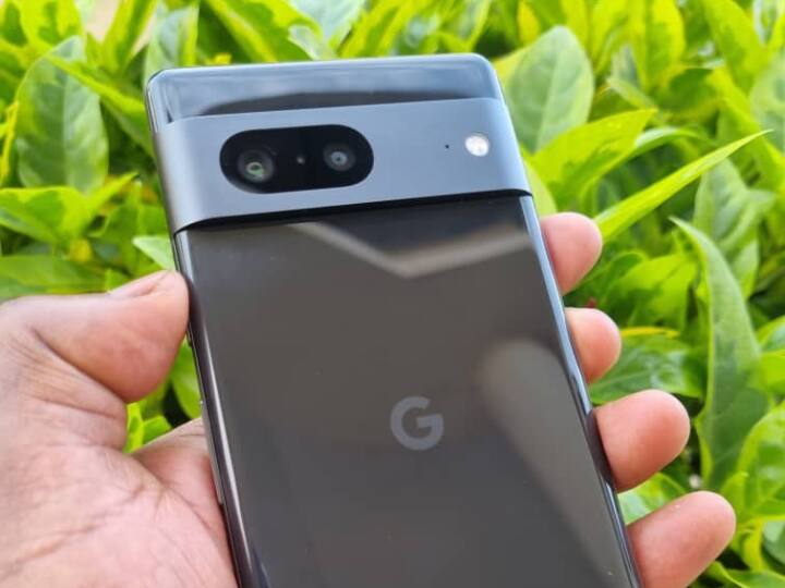 Pixel 7: इस फोन की कीमत फ्लिपकार्ट पर 40,999 रुपये है. इसमें 6.3 इंच की फुल एचडी प्लस डिस्प्ले, टेन्सर G2 चिपसेट, 4270 एमएएच की बैटरी और 50+12MP के दो कैमरा मिलते हैं. ये मोबाइल फोन भी गेमिंग और फोटोग्राफी के लिए शानदार है.