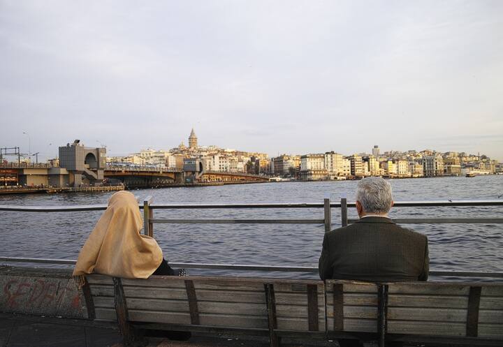 যে সম্পর্কটা একসময়ে ভীষণ প্রিয় ও জরুরি ছিল, সেই একই সম্পর্ক এখন কি অনেক দূরের কিছু মনে হয়? এমন কিছু যার সঙ্গে সহজে যোগাযোগ তৈরি করতে পারছেন না? প্রশ্নের উত্তর 'না' হলে সম্পর্ক নিয়ে তলিয়ে ভেবে দেখার দরকার রয়েছে।