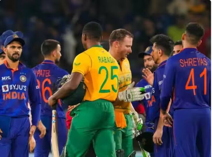 ਭਾਰਤ ਅਤੇ ਦੱਖਣੀ ਅਫਰੀਕਾ ਵਿਚਾਲੇ ਪਹਿਲਾ ਵਨਡੇ 17 ਦਸੰਬਰ ਨੂੰ ਖੇਡਿਆ ਜਾਵੇਗਾ। ਜੋਹਾਨਸਬਰਗ ਦੇ ਮੈਦਾਨ 'ਤੇ ਦੋਵੇਂ ਟੀਮਾਂ ਆਹਮੋ-ਸਾਹਮਣੇ ਹੋਣਗੀਆਂ। ਇਸ ਤੋਂ ਬਾਅਦ ਸੀਰੀਜ਼ ਦਾ ਦੂਜਾ ਅਤੇ ਤੀਜਾ ਵਨਡੇ ਕ੍ਰਮਵਾਰ 19 ਅਤੇ 21 ਦਸੰਬਰ ਨੂੰ ਖੇਡਿਆ ਜਾਵੇਗਾ। ਵਨਡੇ ਸੀਰੀਜ਼ ਦਾ ਪਹਿਲਾ ਮੈਚ ਭਾਰਤੀ ਸਮੇਂ ਮੁਤਾਬਕ ਦੁਪਹਿਰ 1.30 ਵਜੇ ਤੋਂ ਖੇਡਿਆ ਜਾਵੇਗਾ। ਪਰ ਇਸ ਤੋਂ ਬਾਅਦ ਦੋਵੇਂ ਮੈਚ ਸ਼ਾਮ 4.30 ਵਜੇ ਤੋਂ ਖੇਡੇ ਜਾਣਗੇ।